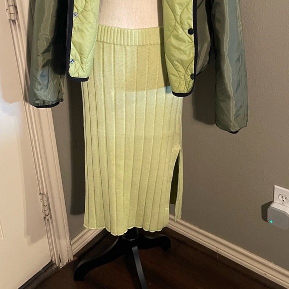 Soft lime sweater knee length skirt - Picture 8 of 8